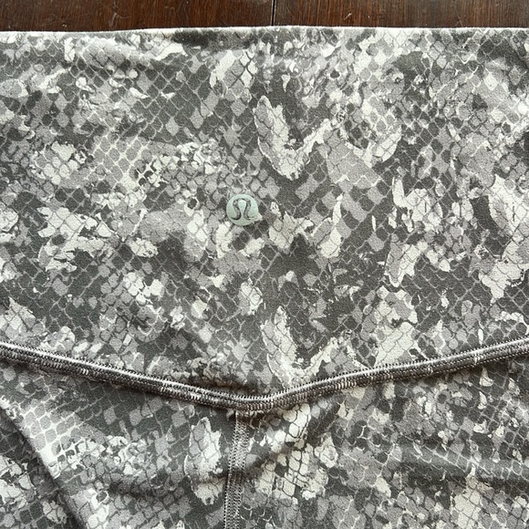 👟 Lululemon Gray Snake Print Align Pant 25” - Picture 2 of 4